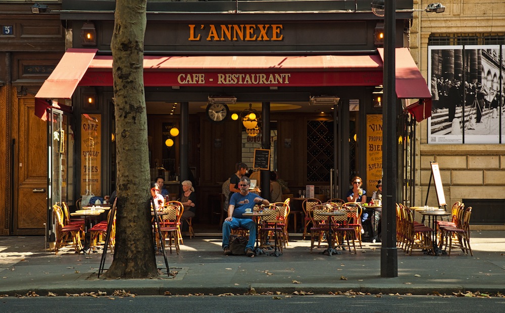 bar paris (Botond Horvath - Shutterstock) bar paris