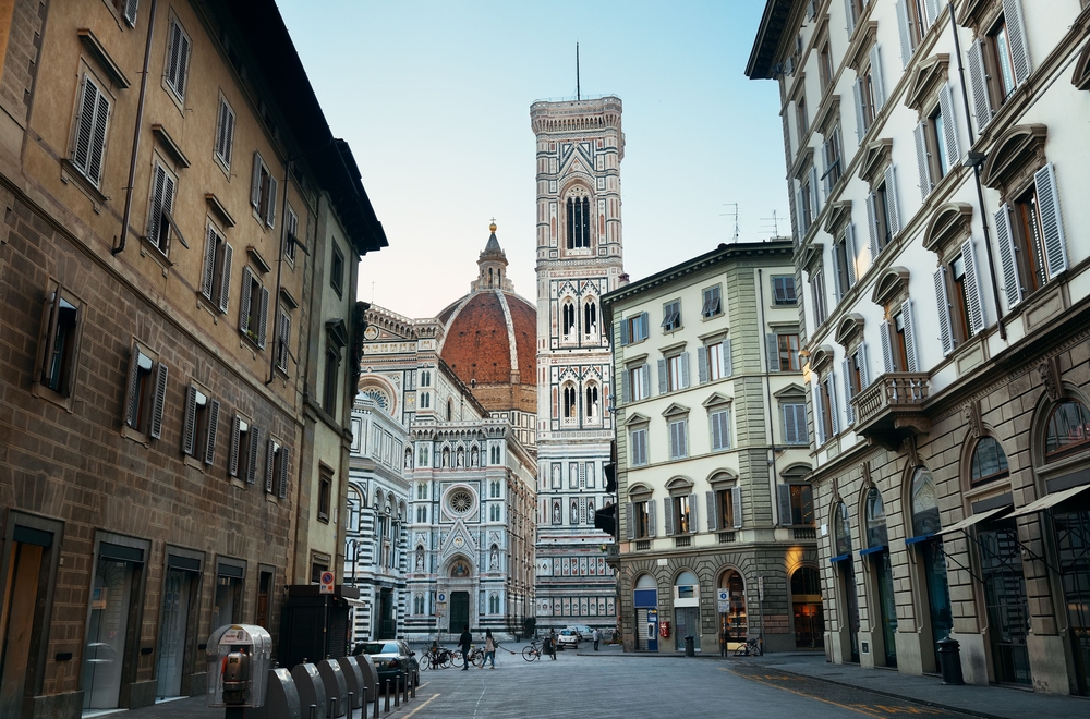 Calles de Florencia con vistas al Duomo y al Campanille