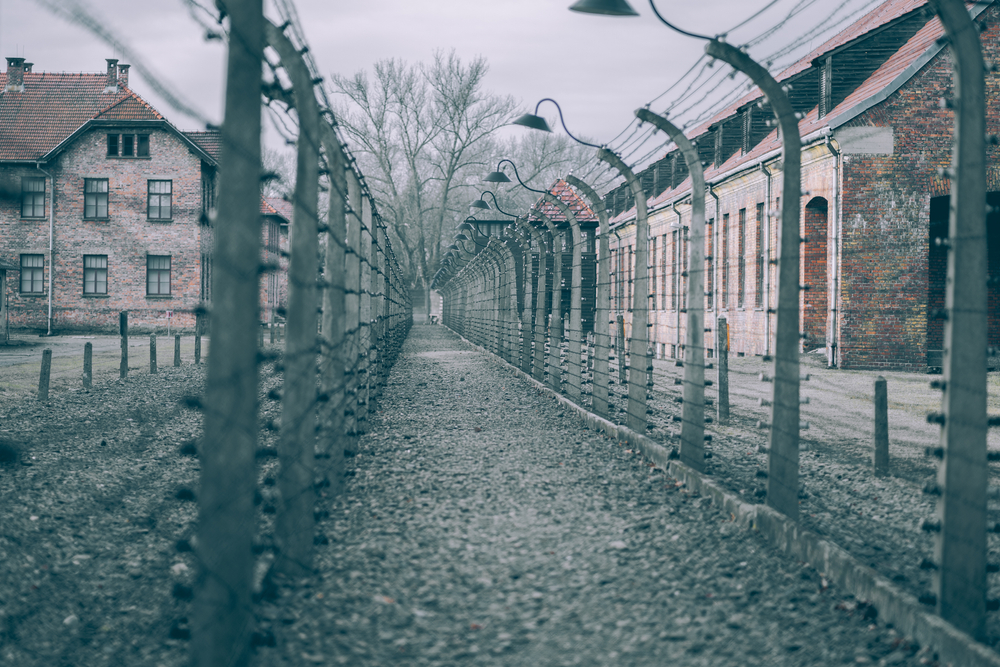 Campos de concentración de Auschwitz con las alambradas metálicas