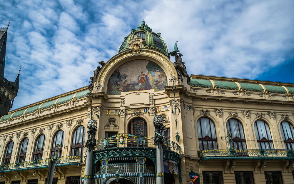 Entrada principal de la Casa Municipal de Praga con mosaico de Spillar
