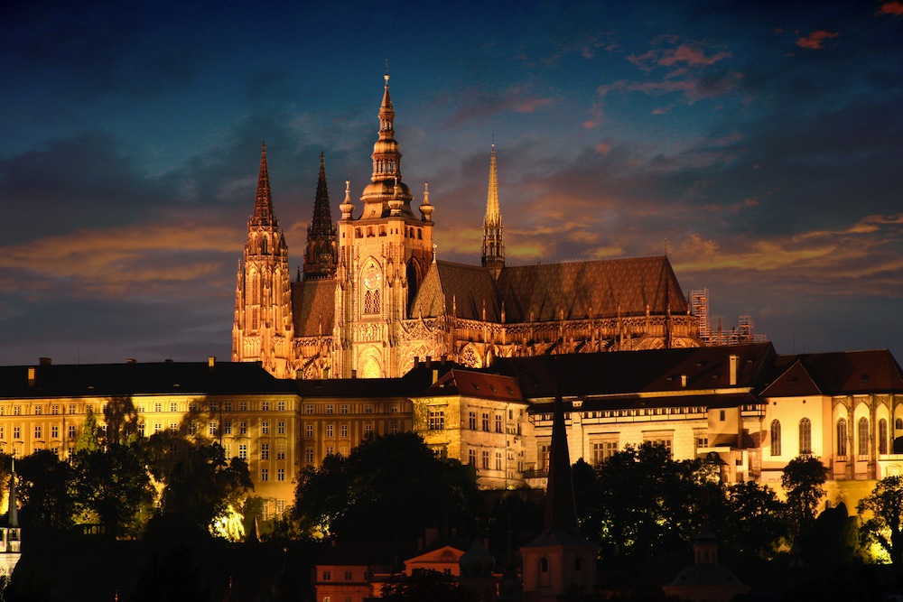 El Castillo de Praga iluminado al anochecer