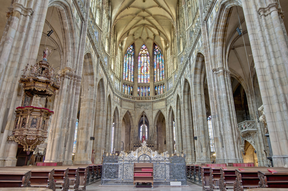 Interior de la Catedral de San Vito y sus vidrieras