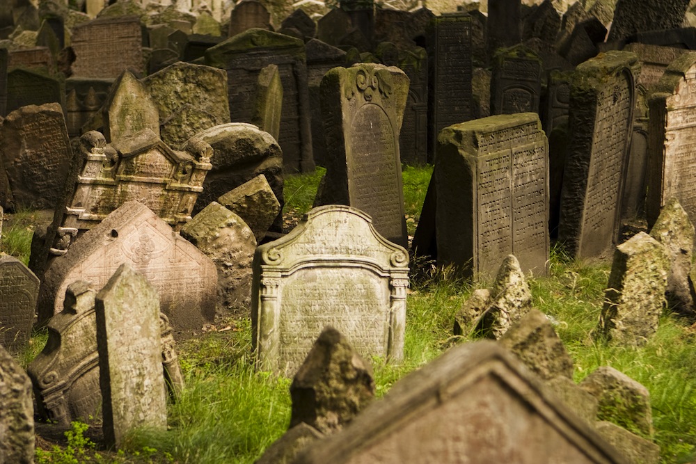 Lápidas superpuestas en el antiguo cementerio judío de Praga