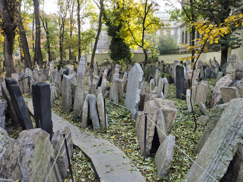 Lápidas en el antiguo cementerio judío, en Praga