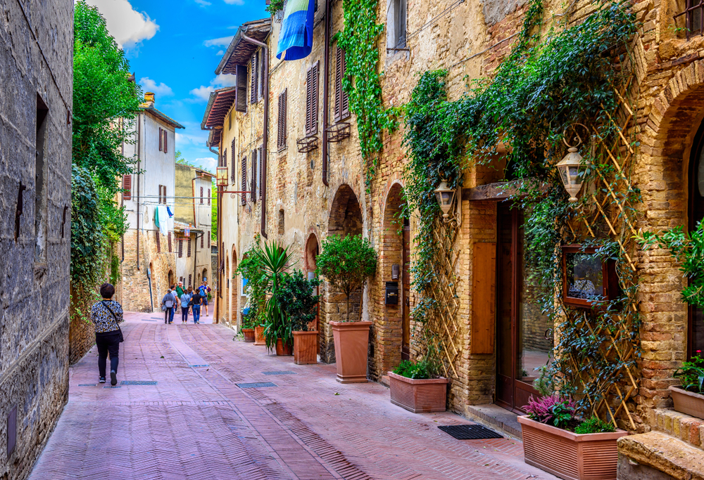 Calle antigua de San Gimignano en la Toscana