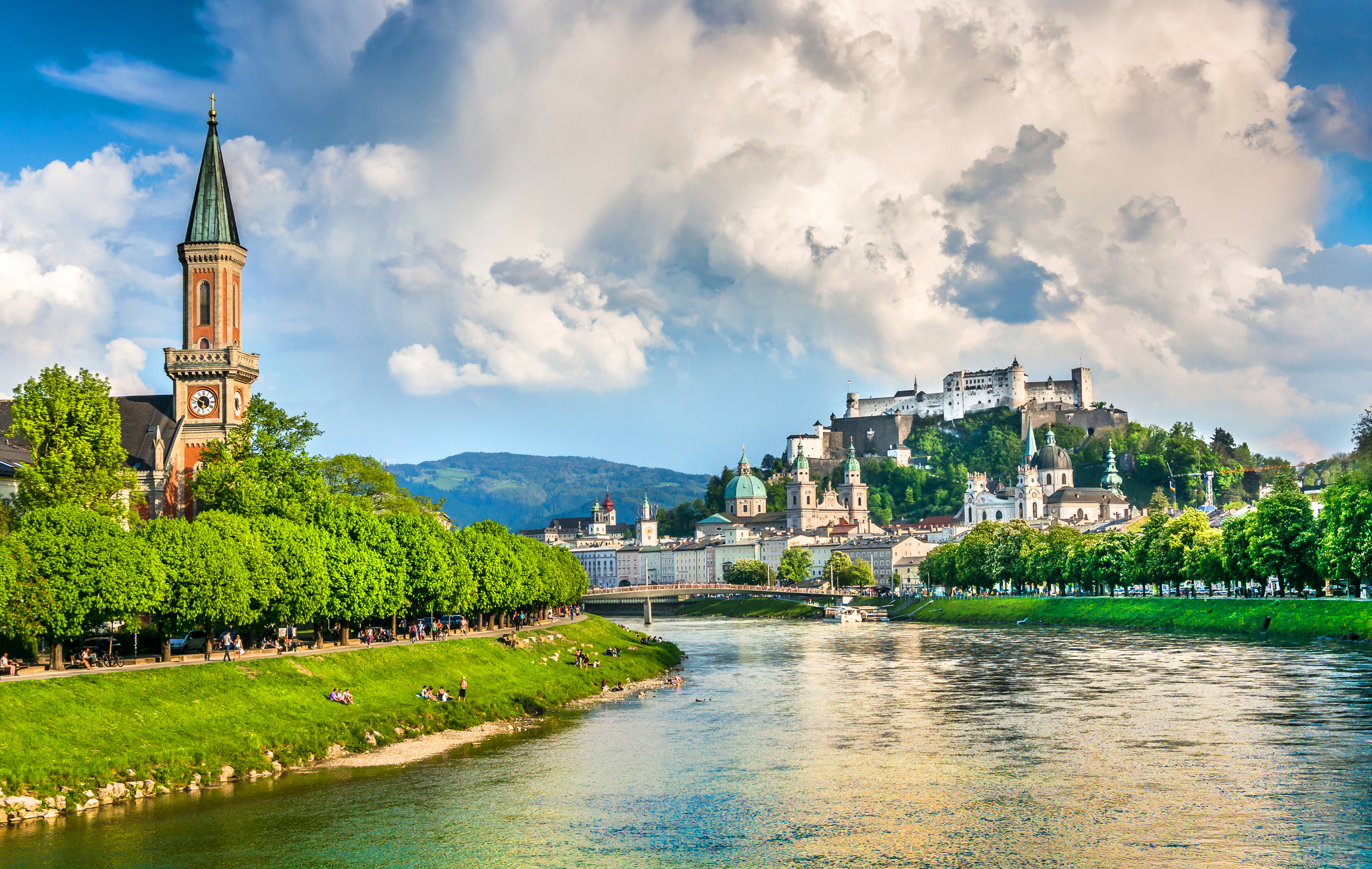 Ciudad de Salzburgo sobre el Río Salzach