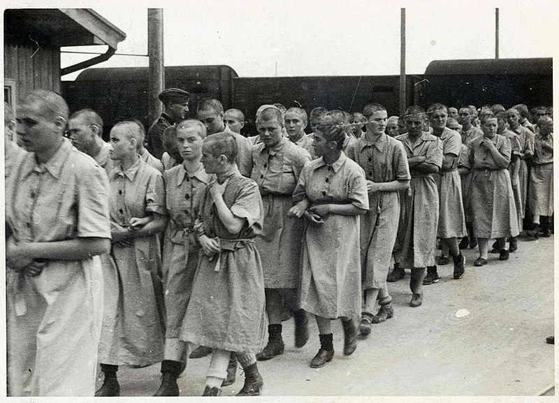Imagen del museo de mujeres llegando al Campo de Auschwitz