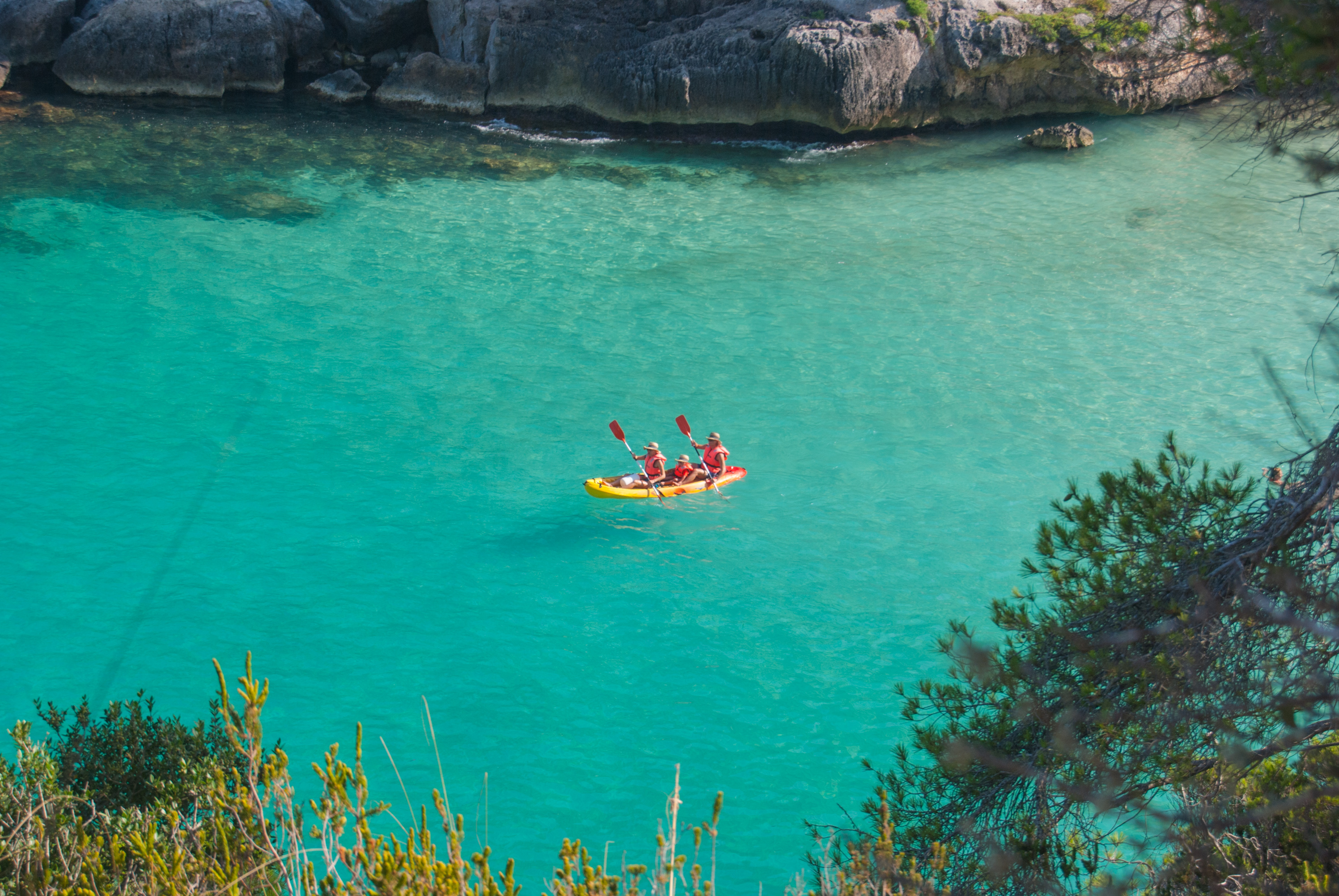 Kayak en las aguas de Menorca