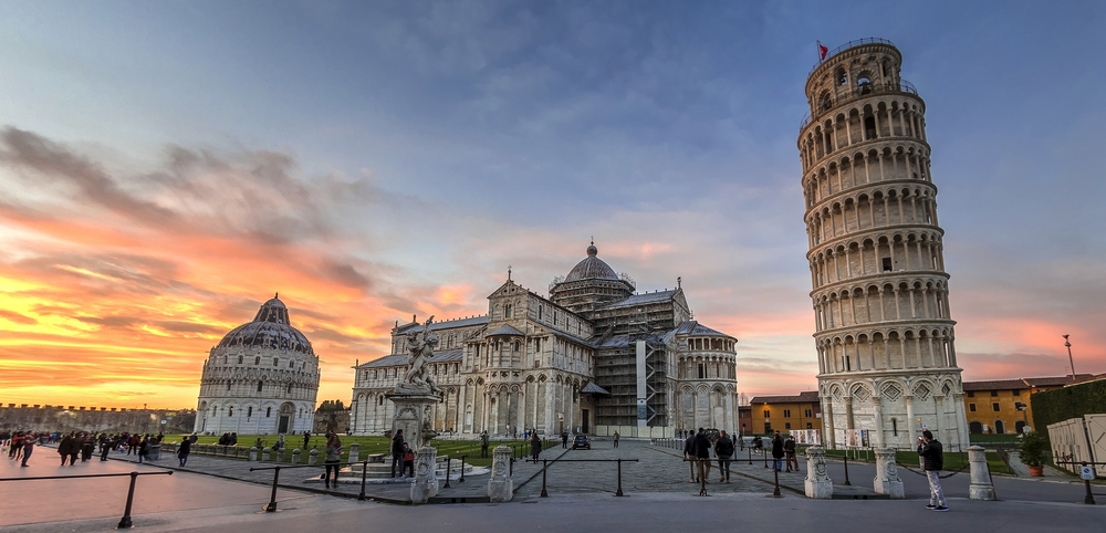 Torre Iclinada de Pisa desde la Piazza dei Miracoli