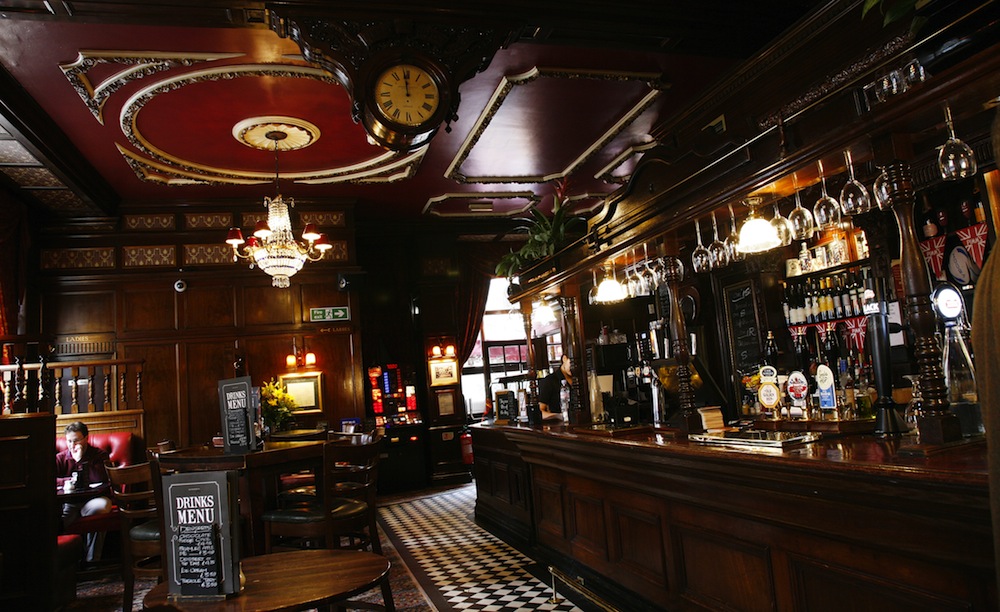 pubs london (Bikeworldtravel - Shutterstock) pubs london