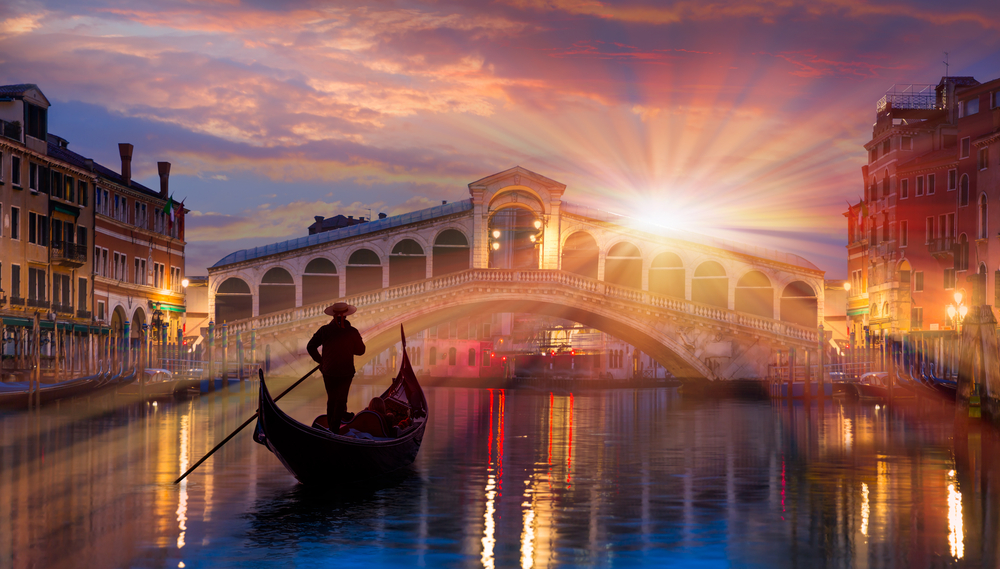 Puente de Rialto de Venecia al atardecer