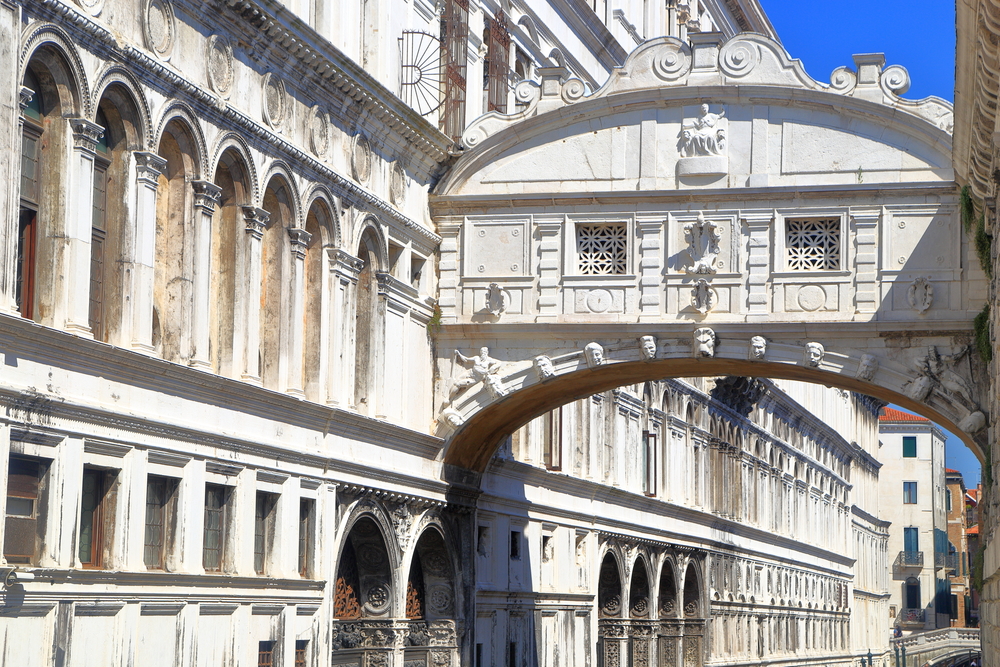 Puente de los Suspiros de Venecia junto al Palacio Ducal
