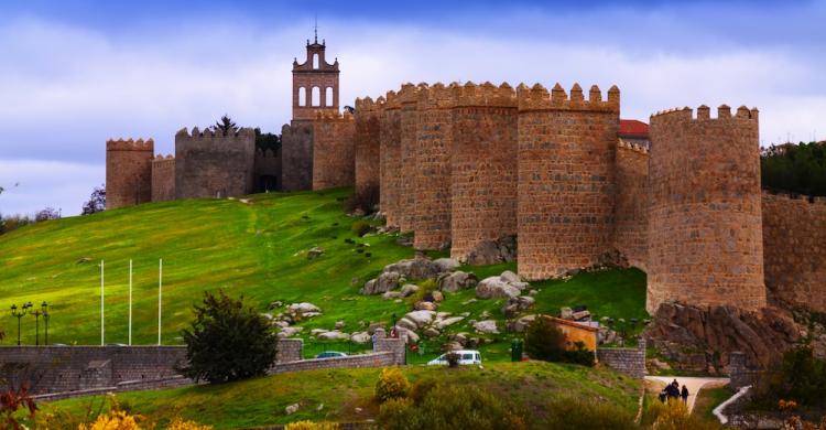 Las murallas medievales de Ávila rodeando el casco histórico