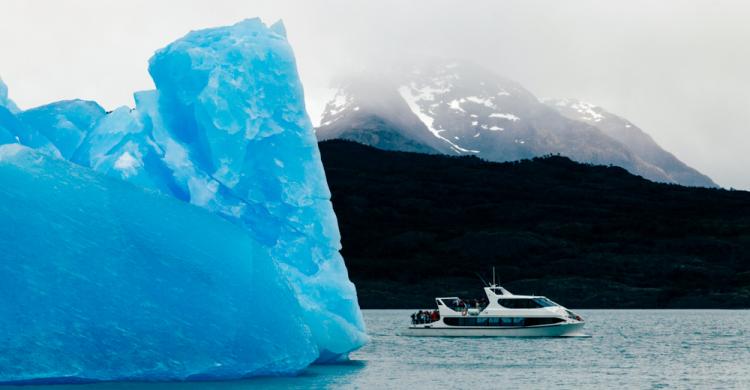 Navega por las aguas del Lago Argentino y acércate a los icebergs y glaciares de la zona