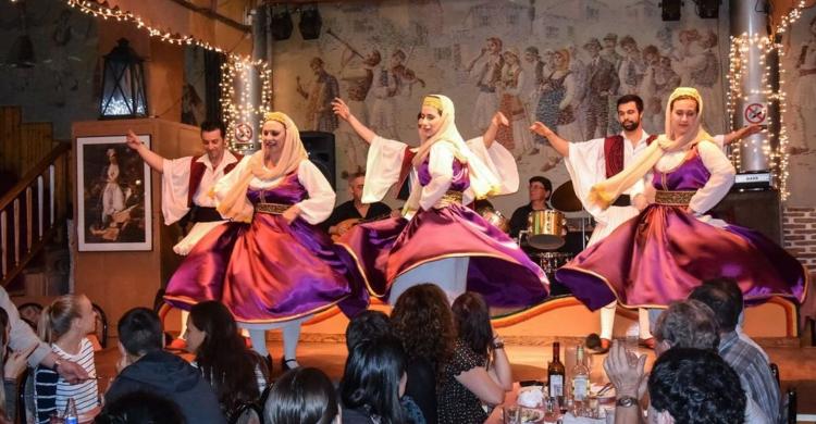 Espectáculo de danza y música griega
