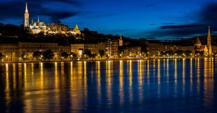 Danubio iluminado desde el lado de Pest