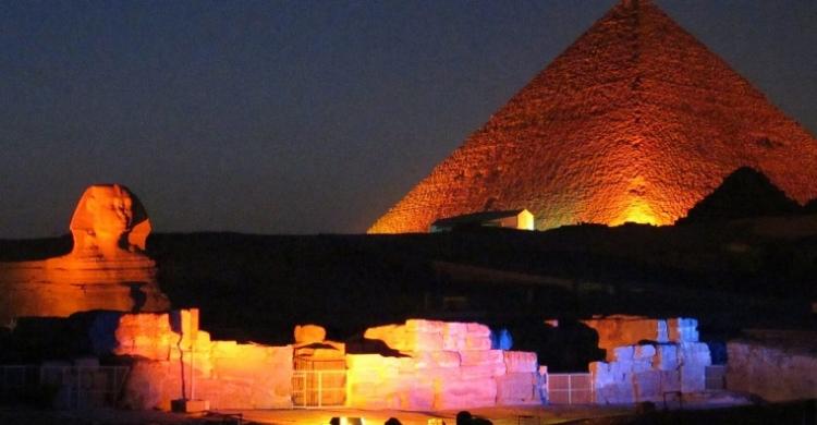Gran Esfinge de Giza iluminada durante el espectáculo