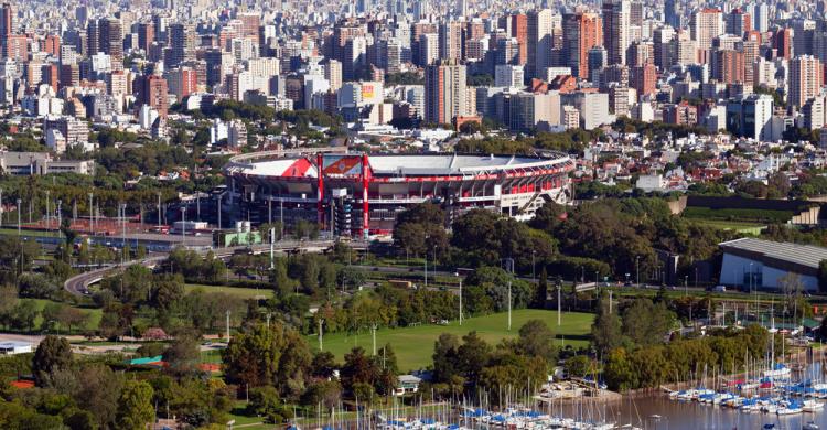 Foto panorámica del estadio de River Plate, desde el Río de la Plata