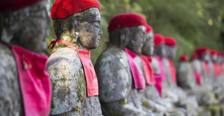Estatuas en el cementerio de Nikkō