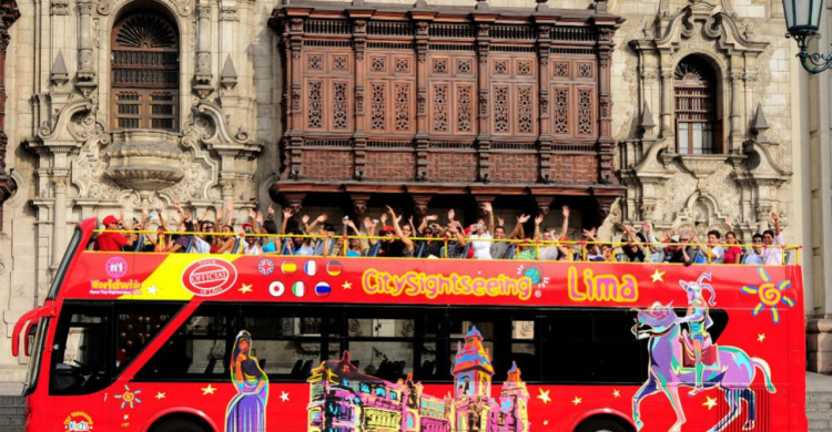 Bus Turístico en la Plaza Mayor de Lima