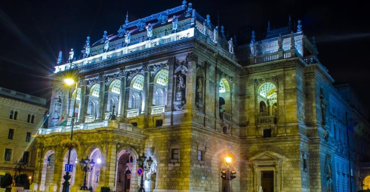 Ópera estatal de Budapest iluminada