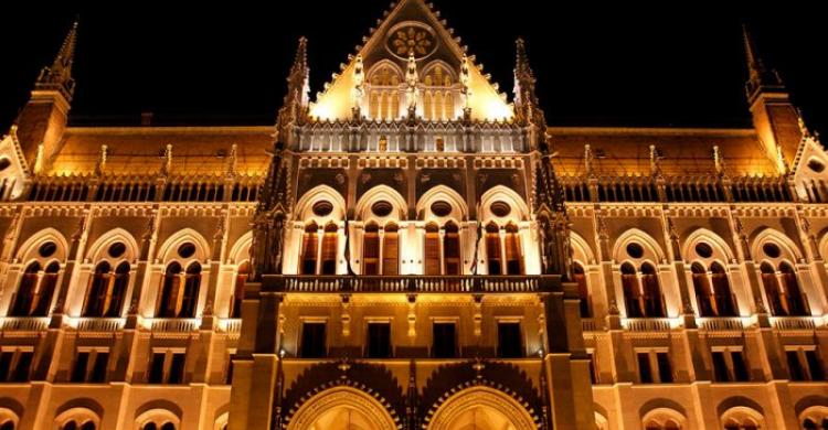Parte trasera del Parlamento de Budapest iluminado