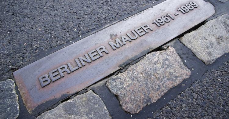 Placa en el Muro de Berlín