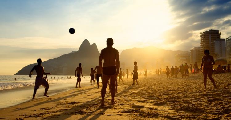 Fútbol en playa de Río al atardecer