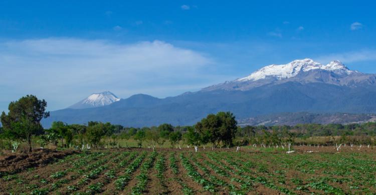 Vistas de los volcanes Popocatépetl e Iztaccíhuatl