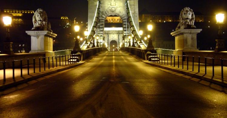 Puente de las Cadenas iluminado