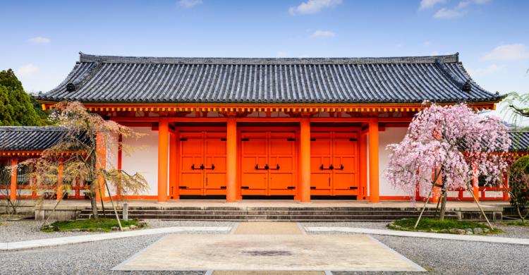 Puerta del santuario en Sanjūsangen-dō
