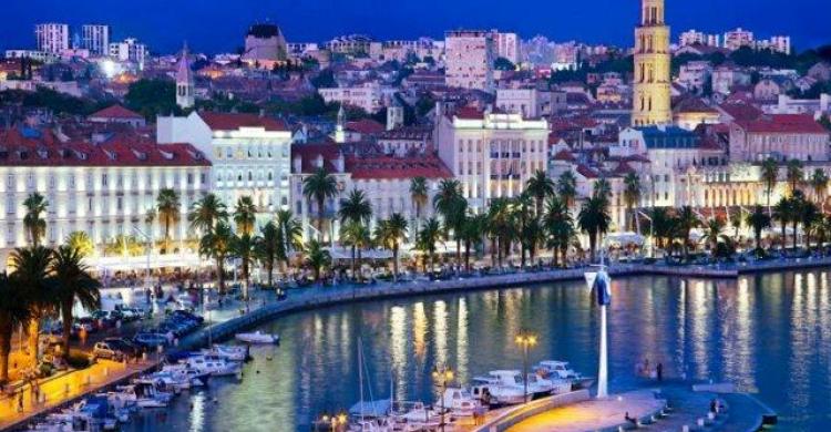 Ciudad de Split por la noche