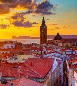 Alghero al atardecer, en Cerdeña Alghero Cerdeña