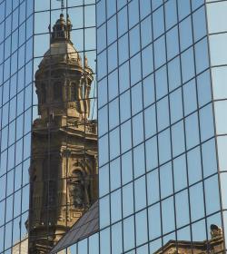 Catedral de Chile reflejada en un edificio de Plaza de Armas Catedral de Chile reflejada en un edificio de Plaza de Armas