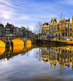 Amsterdam y puente desde el canal Amsterdam y puente desde canal