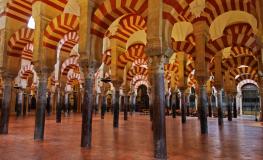 Interior de la Mezquita-Catedral de Córdoba Interior de la Mezquita-Catedral de Córdoba