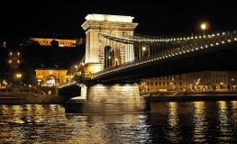 Puente de las Cadenas desde el río Danubio Puente de las Cadenas desde el río Danubio