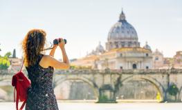 Turista recorriendo Roma Turista recorriendo Roma