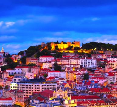 Barrio Alfama con el Castelo San Jorge iluminado Barrio Alfama con el Castelo de Sao Jorge iluminado
