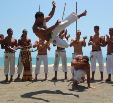 Capoeira, arte marcial y deporte nacional de Brasil Capoeira, arte marcial y deporte nacional de Brasil