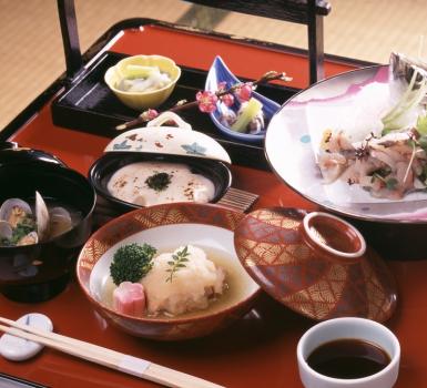 Disfruta diferentes platos típicos de japón acompañado de una maiko Disfruta diferentes platos típicos de japón acompañado de una maiko