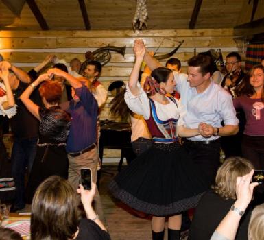 Bailes folclóricos durante la cena tradicional Bailes folclóricos durante la cena tradicional