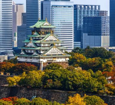 Vistas de la ciudad de Osaka, su castillo y rascacielos Vistas de la ciudad de Osaka, su castillo y rascacielos
