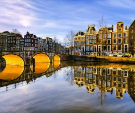 Amsterdam y puente desde canal