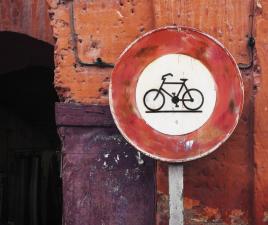 Motocicleta y bicicleta por Marrakech