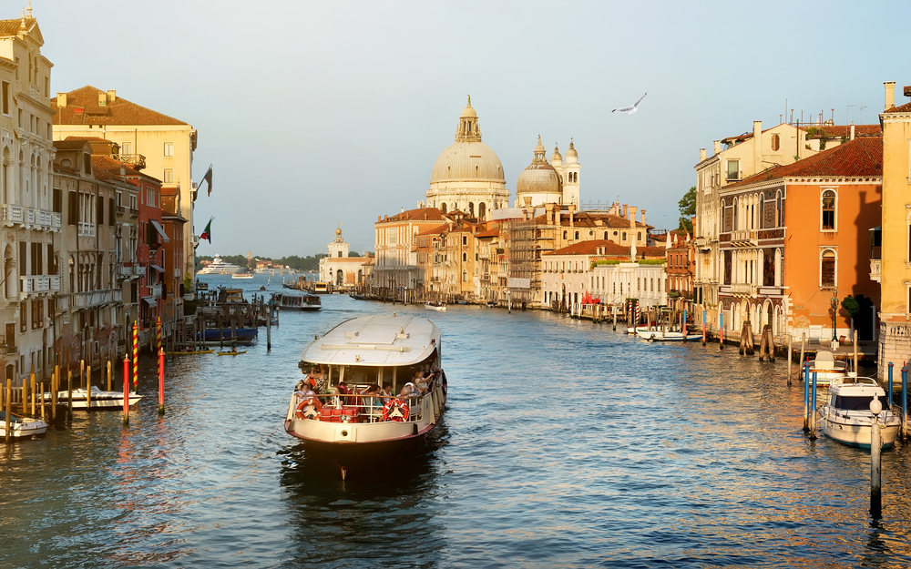 Vaporetto por el Gran Canal de Venecia