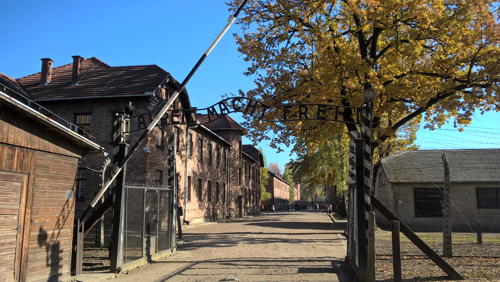 Letrero con la B inveritda de la frase 'Arbeit macht frei'