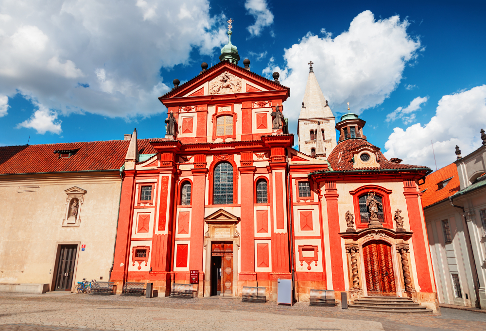 Fachada barroca de la Basílica de San Jorge en el Castillo de Praga