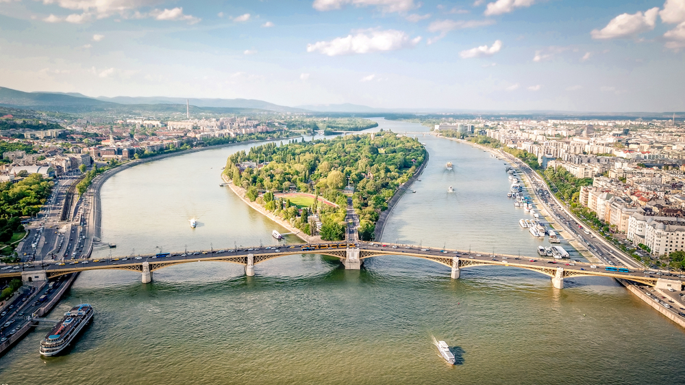 Barcos navegando por el  Danubio en Budapest