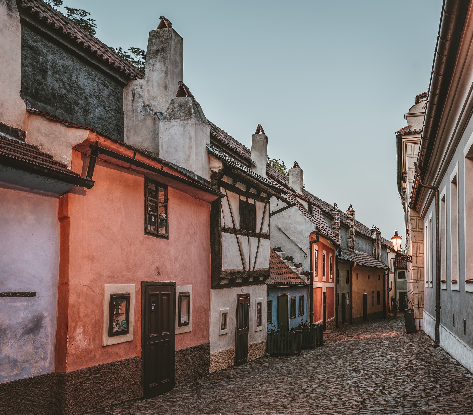 Coloridas casitas en el Callejón del Oro, dentro del Castillo de Praga